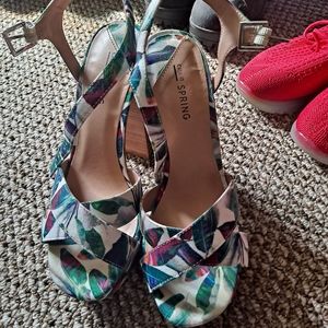 Wage, wooden heel